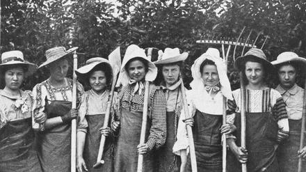  Schülerinnen Gruppe Foto by Martha Wolff, in „Berliner Leben“ Heft 7, 1907 via Zentrales Landesbibliothek Berlin.