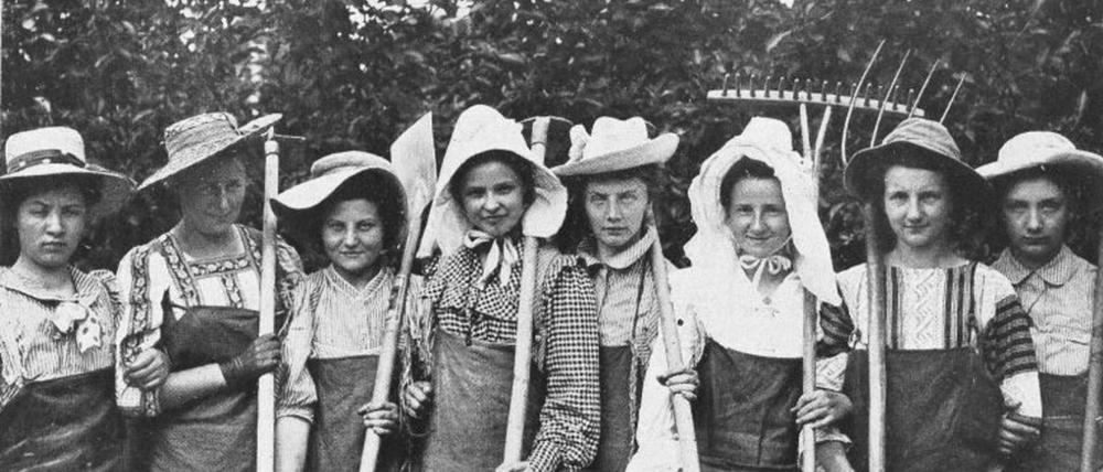Schülerinnen Gruppe Foto by Martha Wolff, in „Berliner Leben“ Heft 7, 1907 via Zentrales Landesbibliothek Berlin.