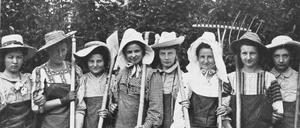  Schülerinnen Gruppe Foto by Martha Wolff, in „Berliner Leben“ Heft 7, 1907 via Zentrales Landesbibliothek Berlin.
