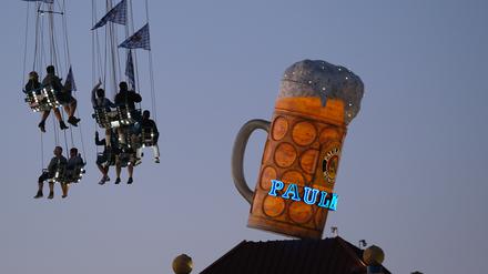 Übermaß. Das Paulaner-Zelt auf dem Oktoberfest in München.