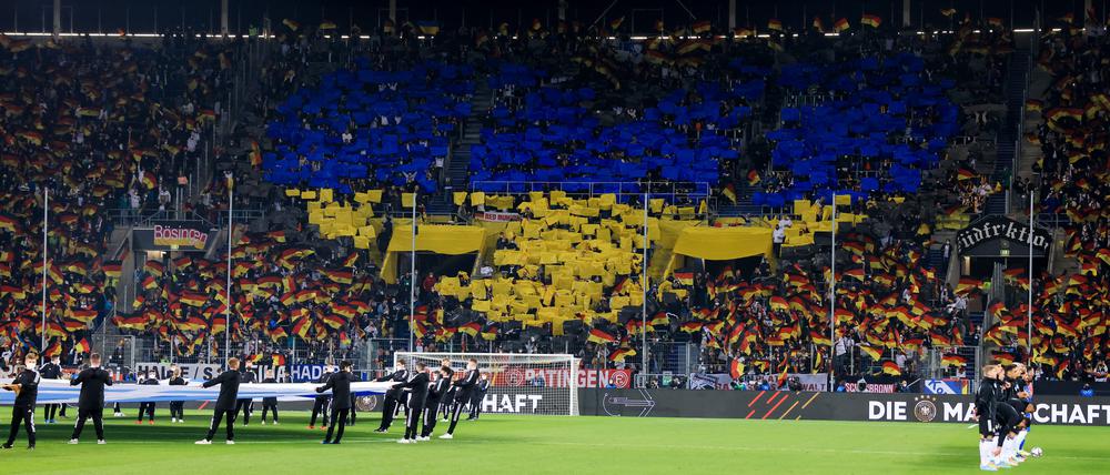 Mit Herz. Fans bildeten vor einem Testspiel auf der Tribüne ein Herz in den ukrainischen Farben.