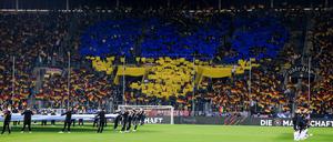 Mit Herz. Fans bildeten vor einem Testspiel auf der Tribüne ein Herz in den ukrainischen Farben. 
