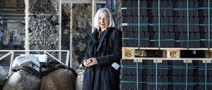 Adrienne Goehler bei der Ausstellung "Zur Nachahmung empfohlen!", in den Uferhallen Berlin-Wedding.