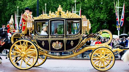 04-03-2014 England Queen Elizabeth in the Diamond Jubilee state coach from Buckingham Palace to Parliament to attend the State Opening of Parliament in London. PUBLICATIONxINxGERxSUIxAUTxONLY Copyright: PPEx

04 03 2014 England Queen Elizabeth in The Diamond Jubilee State Coach from Buckingham Palace to Parliament to attend The State Opening of Parliament in London PUBLICATIONxINxGERxSUIxAUTxONLY Copyright PPEx  