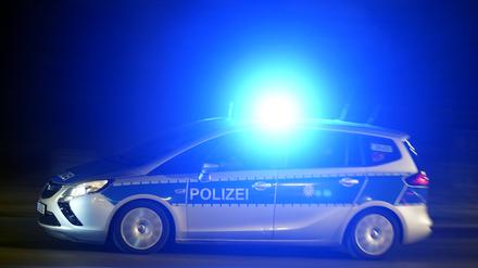 Ein Polizeiauto bei einer Einsatzfahrt mit Blaulicht. 