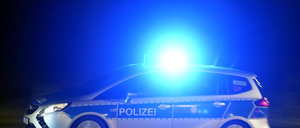 Ein Polizeiauto bei einer Einsatzfahrt mit Blaulicht.