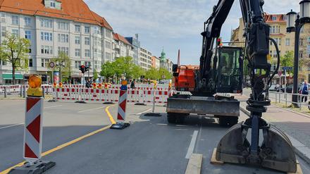 Der Bagger wartet auf seinen Einsatz. Gebaut wird noch nicht. 