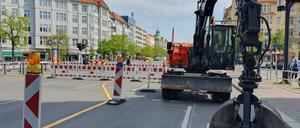 Der Bagger wartet auf seinen Einsatz. Gebaut wird noch nicht. 