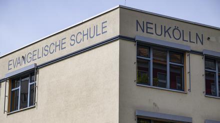 Das Hauptgebäude der Evangelischen Schule Neukölln befindet sich direkt neben dem Friedhofsgelände.