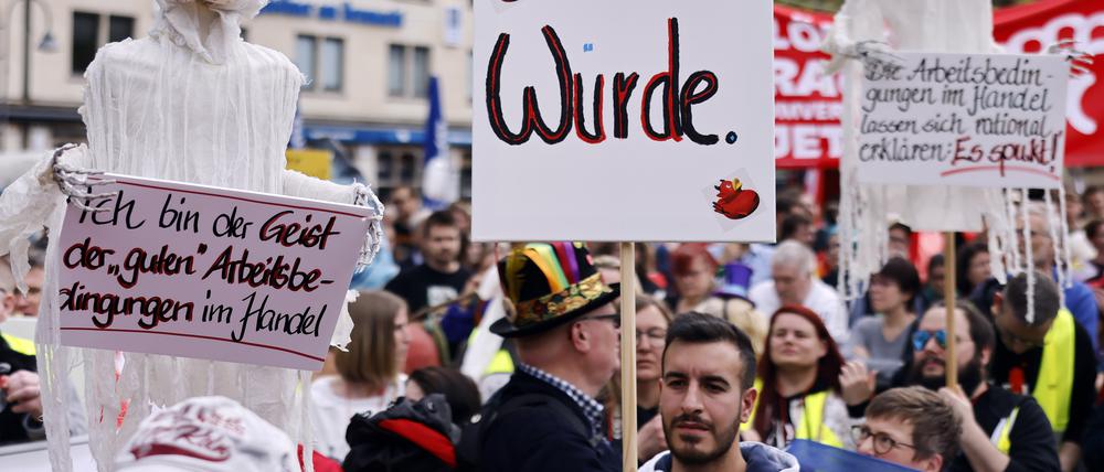 Kundgebung des Deutschen Gewerkschaftsbundes (DGB) auf dem Heumarkt in Köln zum Tag der Arbeit im Mai 2023. Zahlreiche Arbeitnehmer wünschen sich eine kürzere Arbeitswoche.