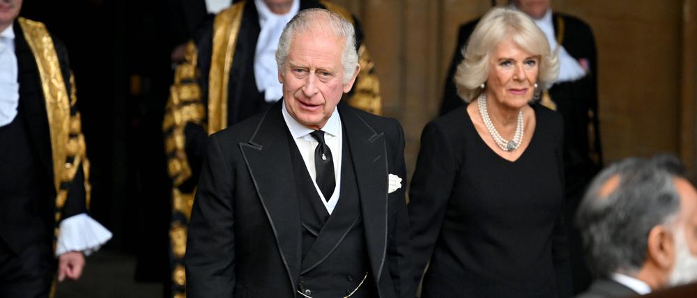 König Charles mit seiner Frau Camilla vor dem britischen Parlament in London.