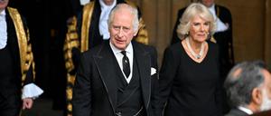 König Charles mit seiner Frau Camilla vor dem britischen Parlament in London.