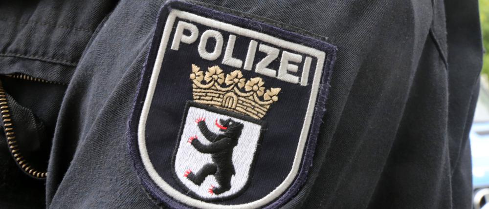 Wappen der Berliner Polizei auf dem Einsatzanzug eines Polizisten *** Coat of arms of the Berlin police on the uniform of a policeman Copyright: xx