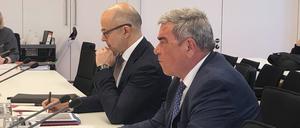 Der gekündigte Verwaltungsdirektor des Rundfunk Berlin-Brandenburg (RBB), Hagen Brandstäter (r), erscheint am Freitagabend als geladener Zeuge im RBB-Untersuchungsausschuss im brandenburgischen Landtag. 