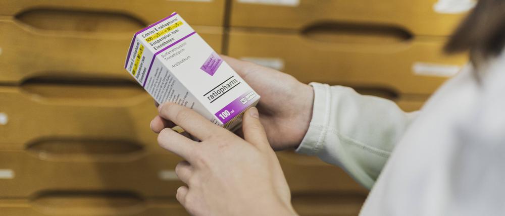 Antibiotika-Saft fuer Kinder bei Infektionskrankheiten, aufgenommen in einer Apotheke in Niesky.