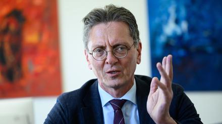 Christian Gaebler (SPD), Berliner Senator für Stadtentwicklung, Bauen und Wohnen, sitzt bei einem Gespräch mit der Deutschen Presse-Agentur dpa in seinem Büro in der Senatsverwaltung in Wilmersdorf. Er hält das vom rot-grün-roten Senat auf den Weg gebrachte Bündnis für Wohnungsneubau und bezahlbares Wohnen weiter für sinnvoll. 