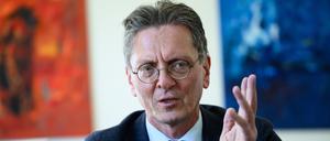 Christian Gaebler (SPD), Berliner Senator für Stadtentwicklung, Bauen und Wohnen, sitzt bei einem Gespräch mit der Deutschen Presse-Agentur dpa in seinem Büro in der Senatsverwaltung in Wilmersdorf. Er hält das vom rot-grün-roten Senat auf den Weg gebrachte Bündnis für Wohnungsneubau und bezahlbares Wohnen weiter für sinnvoll. 