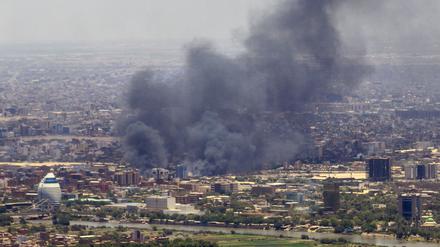 Rauch steigt über der Hauptstadt Karthum auf: Seit drei Wochen wird im Sudan heftig gekämpft.
