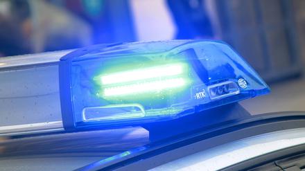 Einsatzwagen der Polizei mit eingeschaltetem Blaulicht.