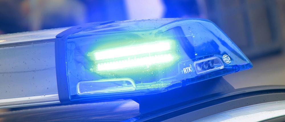 Einsatzwagen der Polizei mit eingeschaltetem Blaulicht.