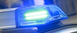 Einsatzwagen der Polizei mit eingeschaltetem Blaulicht.