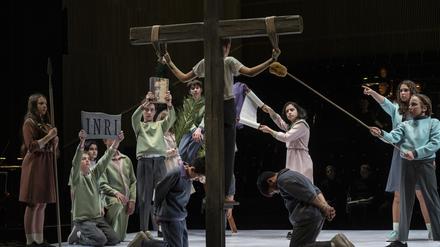 Breites Kreuz, schmale Schultern: Mädchen und Jungen des Kinderchors der Deutschen Oper stellen Bachs Passion nach.