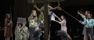 Breites Kreuz, schmale Schultern: Mädchen und Jungen des Kinderchors der Deutschen Oper stellen Bachs Passion nach.