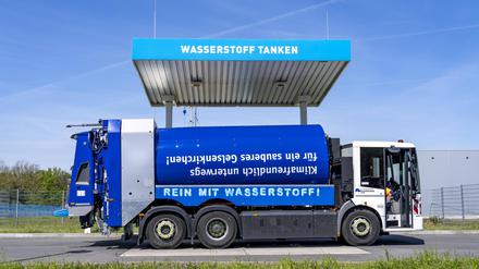Wasserstofftankstelle, Entsorgungsfahrzeug, MÃ¼llwagen, der Gelsendienste aus Gelsenkirchen, tanken auf, am Wasserstoffkompentzzentrum, 6 kommunale Abfallsammelfahrzeuge mit Wasserstoffspeicher und Brennstoffzelle arbeiten in Herten, NRW, Deutschland Wasserstofftankstelle *** Hydrogen refueling station, waste disposal vehicle, garbage truck, of Gelsendienste from Gelsenkirchen, refueling on, at the hydrogen center, 6 municipal waste collection vehicles with hydrogen storage and fuel cell work in Herten, NRW, Germany hydrogen refueling station