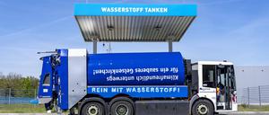 Wasserstofftankstelle, Entsorgungsfahrzeug, MÃ¼llwagen, der Gelsendienste aus Gelsenkirchen, tanken auf, am Wasserstoffkompentzzentrum, 6 kommunale Abfallsammelfahrzeuge mit Wasserstoffspeicher und Brennstoffzelle arbeiten in Herten, NRW, Deutschland Wasserstofftankstelle *** Hydrogen refueling station, waste disposal vehicle, garbage truck, of Gelsendienste from Gelsenkirchen, refueling on, at the hydrogen center, 6 municipal waste collection vehicles with hydrogen storage and fuel cell work in Herten, NRW, Germany hydrogen refueling station