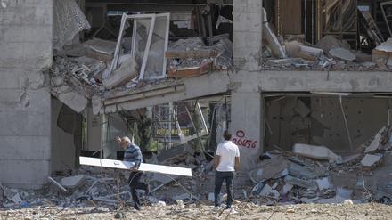 Anwohner gehen an einer zerstörten Häuserzeile entlang. Weite Teile der Stadt wurden bei dem Erdbeben vom sechsten Februar komplett zerstört. 