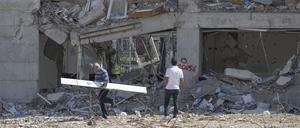 Anwohner gehen an einer zerstörten Häuserzeile entlang. Weite Teile der Stadt wurden bei dem Erdbeben vom sechsten Februar komplett zerstört. 