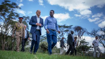 Bundeskanzler Olaf Scholz (SPD) lässt sich vom Hydrologen Luke Olang (M) in der Sopa Lodge am Naivasha-See die ökologischen und ökonomischen Veränderungen erläutern. 