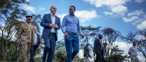 Bundeskanzler Olaf Scholz (SPD) lässt sich vom Hydrologen Luke Olang (M) in der Sopa Lodge am Naivasha-See die ökologischen und ökonomischen Veränderungen erläutern. 