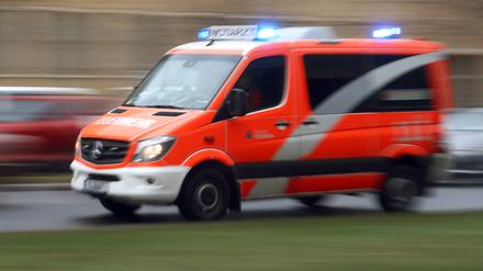 Notarztwagen der Berliner Feuerwehr auf Einsatzfahrt, Symbolbild