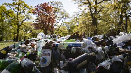 Unzählige Flaschen und Müll liegen nach dem 1. Mai im Treptower Park.