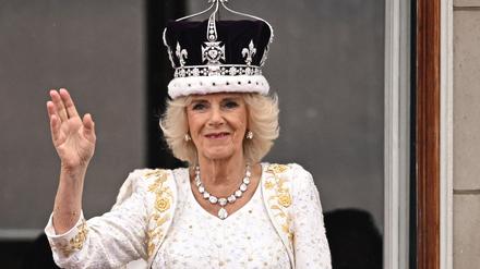 Die neue Queen winkt den Fans.
