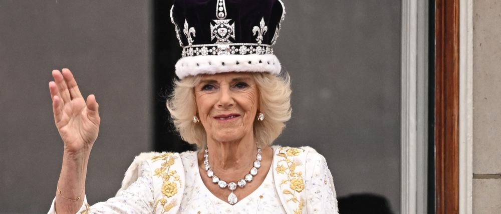 Die neue Queen winkt den Fans.