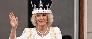 Die neue Queen winkt den Fans.