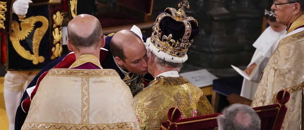 Prinz William küsst seinen Vater.