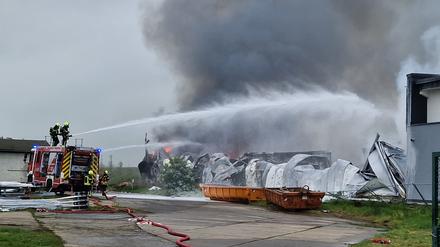 Erst Vollbrand, dann Einsturz: Die Feuerwehr konnte die Lagerhalle im Potsdamer Norden nicht mehr retten.