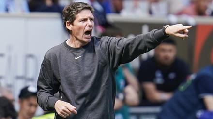 Frankfurts Trainer Oliver Glasner gestikuliert. 