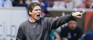 Frankfurts Trainer Oliver Glasner gestikuliert. 
