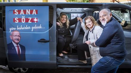Filiz Güngör und Zeliha Zafer fahren mit dem Shuttlebus vom CHP-Büro in Neukölln zum Konsulat in Westend. Ercan Yaprak ist der Organisator.