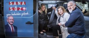 Filiz Güngör und Zeliha Zafer fahren mit dem Shuttlebus vom CHP-Büro in Neukölln zum Konsulat in Westend. Ercan Yaprak ist der Organisator.