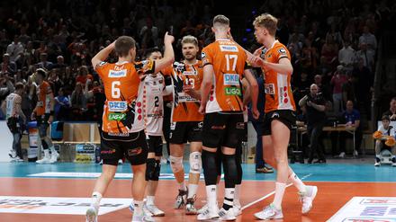 Das lief gut. Die Spieler der Volleys auf dem Weg zum Titel