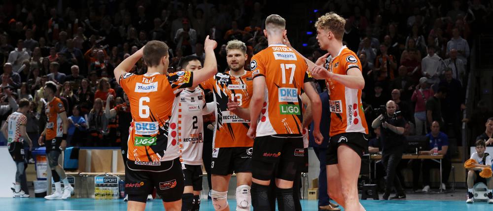 Das lief gut. Die Spieler der Volleys auf dem Weg zum Titel
