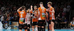 Das lief gut. Die Spieler der Volleys auf dem Weg zum Titel