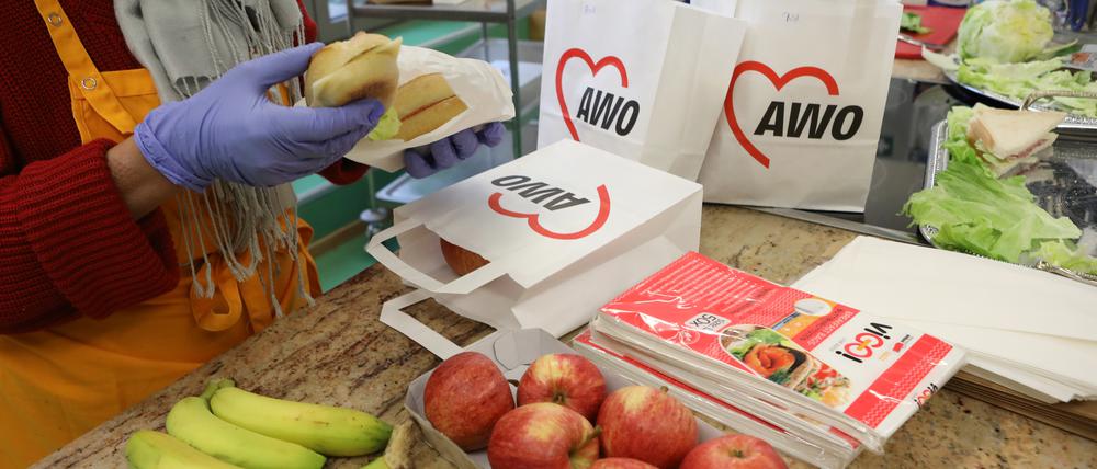 AWO-„Ruf-Frühstück“ : Seit Montag bereiten Mitarbeiter:innen  Frühstücksbeutel vor und bringen diese den Bedürftigen nach Hause.