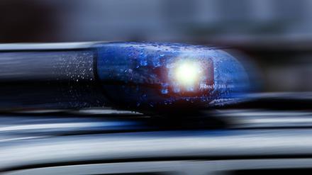 Die Brandenburger Polizei hat am Mittwochmorgen einen 20-jährigen Mann festgenommen, der im Verdacht steht, in Berlin-Friedrichsfelde ein Auto gestohlen zu haben. 