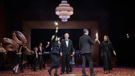 „Das Fest“ auf der Bühne des Hans Otto Theaters. Nach dem Originaldrehbuch „Festen“ von Thomas Vinterberg und Mogens Rukov inszeniert von Intendantin Bettina Jahnke.